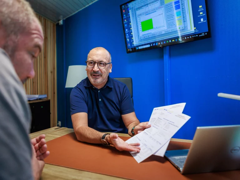 Thierry Durand travaillant sur un dossier de financement pour un entrepreneur