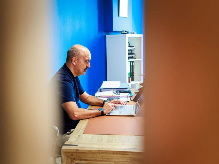 Thierry Durand travaillant sur un dossier de mutuelle pour un entrepreneur